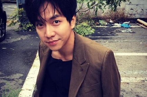 俳優イ・スンギが、近況とともにシックで癒される秋らしいショットを公開し、視線を集めている。