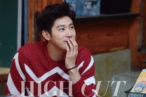 京畿道の楊州市陸軍第26機械化歩兵師団軍楽隊で服務中の歌手兼俳優ユノ・ユンホのファンたちが、揚州市に相次いで米を寄付した。写真：HIGH CUT