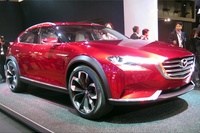 世界の自動車メーカーが期待するクロスオーバー。1000万円超えるモデルから軽自動車まで、ありとあらゆるクラスに出現する。写真はMAZDAのコンセプト「越 KOERU」で、全長×全幅×全高4600×1900×1500mm、背の低さが際立つ。次世代「CX-7」