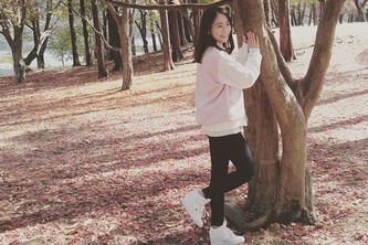 KARAのスンヨンが、秋の森の中で撮ったキュートなショットを公開した。