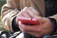 携帯電話やスマートフォンをはじめとするモバイル機器の急激な普及と発展にともなって、ワイヤレス給電技術の需要が高まっている