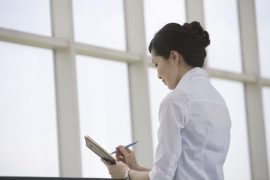 政府は2030年までに「あらゆる指導的地位における女性の割合を30%にする」との目標を掲げる。 政府は2030年までに「あらゆる指導的地位における女性の割合を30%にする」との目標を掲げる。