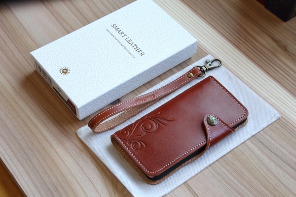 タンニン鞣しの牛革オイルレザーを素材に採用し、ベテランの職人が縫製したiPhone 6s/6専用ケース『SMART LEATHER』（写真：NATURAL design発表資料より）