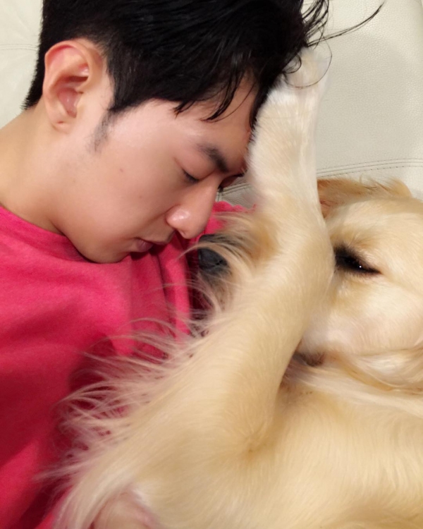 CNBLUEのイ･ジョンシンが、愛犬シンバとのお茶目なツーショットを公開し、視線を集めている。