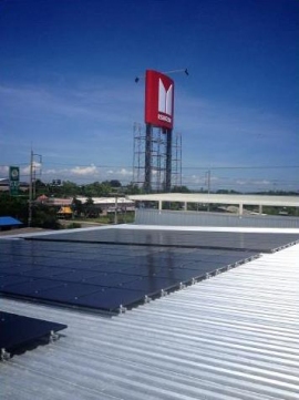 タイ、バンコクのいすゞ自動車販売会社に設置された出力50kWのCIS薄膜太陽電池屋根設置型システム（エナジープロコーポレーション社提供）