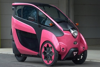 トヨタ自動車が渋谷区で実証実験を行なう2人乗り小型EV「TOYOTA i-ROAD」（写真提供：トヨタ自動車）