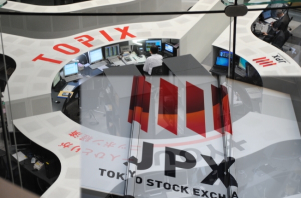 日経平均の終値は１万９８２２円１５銭（１０２円７４銭安）、ＴＯＰＩＸは１５９４．３１ポイント（１１．６３ポイント安）、出来高概算（東証１部）は１０億６１４４万株。