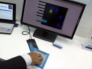 住友理工は東京モーターショーに独自開発のオールゴム製触覚センサー「スマートラバー(SR)センサー」をデモ展示した 住友理工は東京モーターショーに独自開発のオールゴム製触覚センサー「スマートラバー(SR)センサー」をデモ展示した