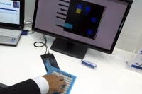 住友理工は東京モーターショーに独自開発のオールゴム製触覚センサー「スマートラバー(SR)センサー」をデモ展示した