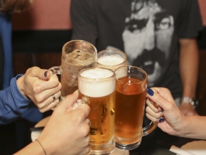 厚生労働省による日本人の飲酒適量は1日あたり日本酒換算で2合(ビールなら1L)。さらに週に2日程度は飲まない日を設けることが望ましいとのことである。つまり1週間で考えれば、日本酒なら1.8L、ビールなら5L(350ml缶で15本弱)程度が目安だ。 厚生労働省による日本人の飲酒適量は1日あたり日本酒換算で2合(ビールなら1L)。さらに週に2日程度は飲まない日を設けることが望ましいとのことである。つまり1週間で考えれば、日本酒なら1.8L、ビールなら5L(350ml缶で15本弱)程度が目安だ。