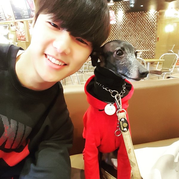 CNBLUEのカン・ミンヒョクが、キュートなワンちゃんとのツーショット写真を公開し、注目を集めている。写真：ミンヒョクのツイッター