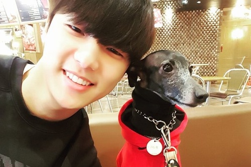CNBLUEのカン・ミンヒョクが、キュートなワンちゃんとのツーショット写真を公開し、注目を集めている。写真：ミンヒョクのツイッター