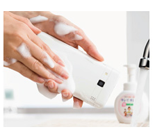洗えるスマホ「DIGNO rafre」(KDDI発表資料より) 洗えるスマホ「DIGNO rafre」(KDDI発表資料より)