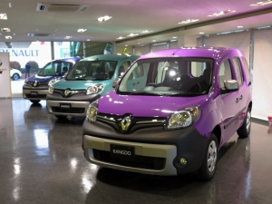 2015年最後の発表となった限定車「ルノー・カングー アクティフ・ペイザージュ」、3色の特別色に塗られ、それぞれ90台の限定販売となる。12月3日から受注開始、納車は1月14日から 2015年最後の発表となった限定車「ルノー・カングー アクティフ・ペイザージュ」、3色の特別色に塗られ、それぞれ90台の限定販売となる。12月3日から受注開始、納車は1月14日から