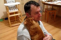 お父さんに抱っこされて、これ以上ないという幸せそうな顔です！