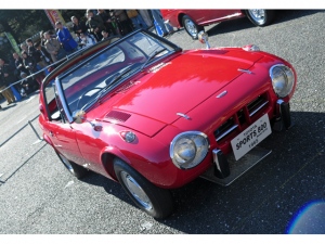 赤いボディカラーは「ヨタハチ」のイメージカラー。車重は580kgをきわめて軽く、当時のライバルだった2座オープンの「ホンダS800」に比べて180kgも軽かった。写真のクルマはトヨタ博物館所蔵の1台 赤いボディカラーは「ヨタハチ」のイメージカラー。車重は580kgをきわめて軽く、当時のライバルだった2座オープンの「ホンダS800」に比べて180kgも軽かった。写真のクルマはトヨタ博物館所蔵の1台