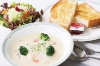 最近の健康志向ブームは主に中年がターゲットとされてきたが、今後は10代～20代の若年層へも向かう可能性がある。健康問題は今や中高年・高齢者だけの問題だけではない。若いうちから、将来的な病気予防的生活スタイルの確立が重要となってきている。