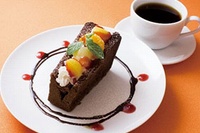 「シフォンケーキサンド」2種類（阪急阪神レストランズ発表資料より）