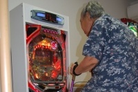 足を使ったリハビリの様子（グローバルスタンダード発表資料より）