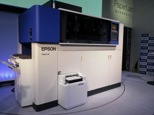PaperLabは、幅2.6×奥行1.2×高さ1.8mとかなり大きい。設置するスペースを確保できる企業にとってメリットは大きい。動作音は中型のシュレッダー程度で「70dB以下には抑えたい」という。当面、国内販売に限定。大手企業や金融機関、官公庁、自治体などをターゲットに販売する予定。価格は未定