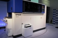 PaperLabは、幅2.6×奥行1.2×高さ1.8mとかなり大きい。設置するスペースを確保できる企業にとってメリットは大きい。動作音は中型のシュレッダー程度で「70dB以下には抑えたい」という。当面、国内販売に限定。大手企業や金融機関、官公庁、自治体などをターゲットに販売する予定。価格は未定