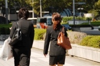 経団連は12月7日、2017年に大学卒業予定の学生の面接等の就職活動について、解禁日を16年6月1日にすると定めた。昨年の解禁日であった8月1日より2か月も早い。実際15年の場合外資系などの経団連非加盟企業を中心として解禁日を守らない企業は多かった。