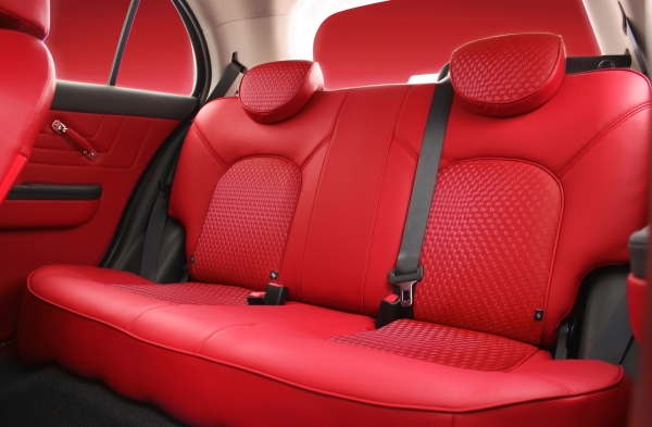 光岡自動車の主力コンパクトセダン「Viewt」の特別仕様車「VIEWT Rouge」（ビュート ルージュ）（写真提供：光岡自動車）