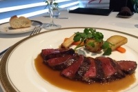 アサヒグループホールディングスお客様生活文化研究所が「プチ贅沢」に関する調査を行ったところ、70%以上が月1回以上の頻度で何かしらの「贅沢」をしていることがわかった。贅沢の内容は男女ともに「食べること・飲むこと」がトップ3を占めている。