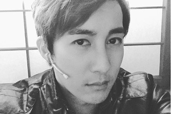 キム・ヒョンジュン(SS501マンネ)が、SNSでミュージカル『HARU～あの日に戻れるなら～』の舞台直前に撮ったセルフィーを公開した。