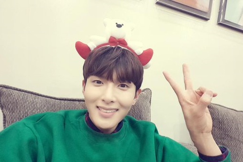 SUPER JUNIORのリョウクが、ツイッターでクリスマスイブのメッセージと写真を公開した。写真：リョウクのツイッター