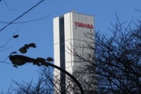 東芝は、2016年3月期の年間グループ全体決算で、最終損失が5500億円と過去最大の赤字になる見通しだと発表した