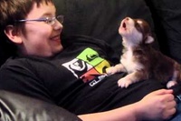 赤ちゃんがお兄ちゃんのまねをして鳴き方の練習をしています！