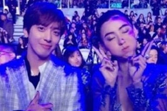 ロックバンドCNBLUEのチョン・ヨンファと中華圏トップ女優セシリア・チャンの親しげな写真が公開された。写真：ELLEスタイルアワード