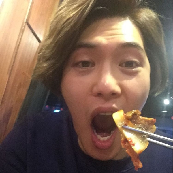 CNBLUEのイ･ジョンヒョンが、年末にサムギョプサルを楽しむ姿を公開した。