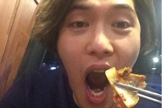 CNBLUEのイ･ジョンヒョンが、年末にサムギョプサルを楽しむ姿を公開した。