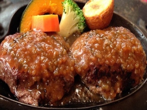 フォアグラ、焼肉、ステーキ…。ファミレス各社は高級感のある1000円超えのメニューの投入で売り上げを押し上げた。ターゲットは時間や財布にゆとりのあるシニア層。ここにも少子高齢化の影響が表れている
