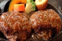 フォアグラ、焼肉、ステーキ…。ファミレス各社は高級感のある1000円超えのメニューの投入で売り上げを押し上げた。ターゲットは時間や財布にゆとりのあるシニア層。ここにも少子高齢化の影響が表れている