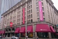 日本百貨店協会が2015年12月18日に発表した、11月の全国百貨店売上高によれば、売上高は前年同月比2.7%減の5418億円であり、8ヶ月ぶりにマイナスとなった。写真は、高島屋の日本橋店。