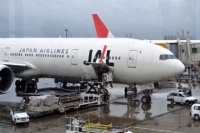 JALには2017年3月まで「縛り」がついている。しかしANAとの差は思ったほど広がっていない。訪日客の反動減、北海道新幹線などの外部要因を味方につけるのはどちらか。新星スカイマークはANAにとってどういう存在となるか。注目ポイントはたくさんある