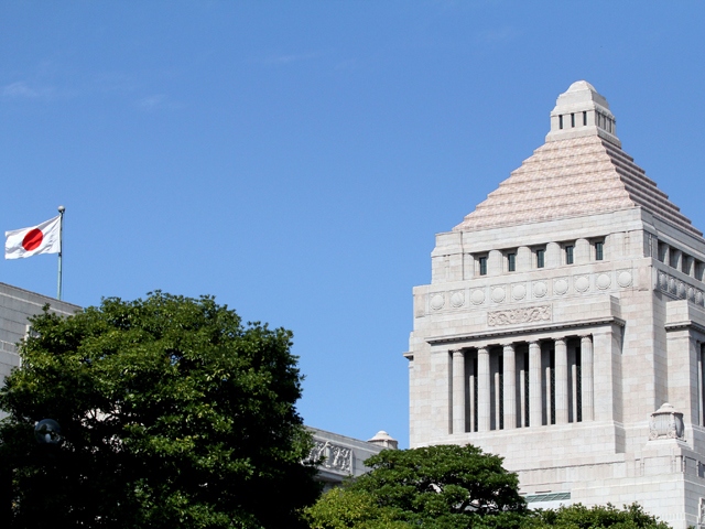 2016年の幕開け。安倍晋三総理は2016年の年頭所感を「築城3年、落城1日」との表現で、緊張感を持って政権運営にあたる姿勢を鮮明に示した