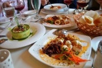 「少し高くてもいいものを」という志向を見せる人が増えている一方で、「節約のため外食を控えている」という層が増えているのも事実。ファストフードなどコンビニに台頭される分野は、今後も苦戦が続きそうだ