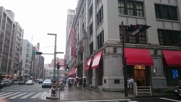 2015年、百貨店業界は中国人を中心とする訪日外国人旅行客による「爆買い」効果により、業績を大きく伸ばした。写真は、東京都中央区の日本橋三越本店。