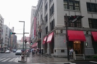 2015年、百貨店業界は中国人を中心とする訪日外国人旅行客による「爆買い」効果により、業績を大きく伸ばした。写真は、東京都中央区の日本橋三越本店。