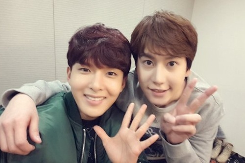 SUPER JUNIORのリョウクとキュヒョンが、新年に仲睦まじいツーショットを公開した。写真：リョウクのツイッター