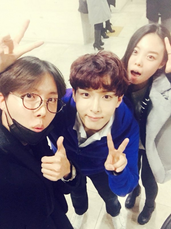 SUPER JUNIORのリョウクが、自身が出演する演劇を観に来た防弾少年団のJ-HOPEとJ-HOPEの実姉とのスリーショットを公開した。写真：リョウクのツイッター