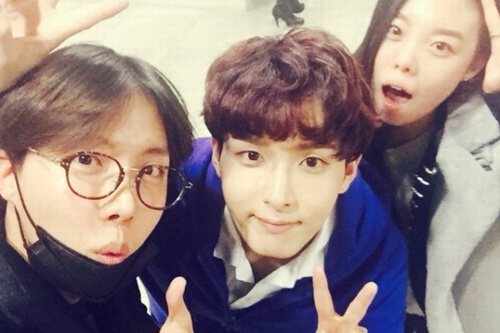SUPER JUNIORのリョウクが、自身が出演する演劇を観に来た防弾少年団のJ-HOPEとJ-HOPEの実姉とのスリーショットを公開した。写真：リョウクのツイッター