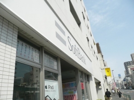 ソフトバンクは、スマートフォン向け料金プランに月額2,900円（税別）で1GBまでのデータ通信ができるプランを4月以降に導入すると発表した。写真は、都内のソフトバンク店舗。