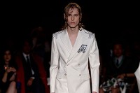 アレキサンダー・マックイーンの2016-17年秋冬メンズコレクションをライブ配信