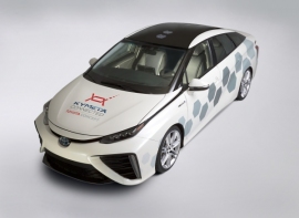 トヨタ自動車が北米国際自動車ショーに参考出展した燃料電池自動車「MIRAI」の実験車。米Kymeta社の技術を活用した衛星通信機能を搭載している。(写真提供:トヨタ自動車) トヨタ自動車が北米国際自動車ショーに参考出展した燃料電池自動車「MIRAI」の実験車。米Kymeta社の技術を活用した衛星通信機能を搭載している。(写真提供:トヨタ自動車)