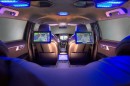 トヨタ自動車が北米国際自動車ショーに参考出展した燃料電池自動車「MIRAI」の実験車。米Kymeta社の技術を活用した衛星通信機能を搭載している。(写真提供:トヨタ自動車) トヨタ自動車が北米国際自動車ショーに参考出展した燃料電池自動車「MIRAI」の実験車。米Kymeta社の技術を活用した衛星通信機能を搭載している。(写真提供:トヨタ自動車)